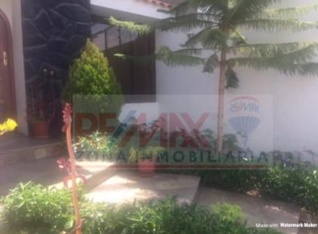 Se Vende Calida Y Acogedora Casa Frente A Parque En Zona Residencial De Cayma