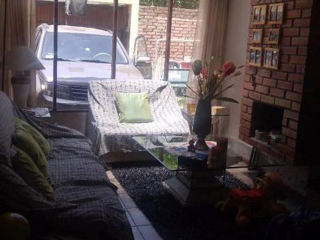Excelente Casa Con Amplio Jardín En Vallecito