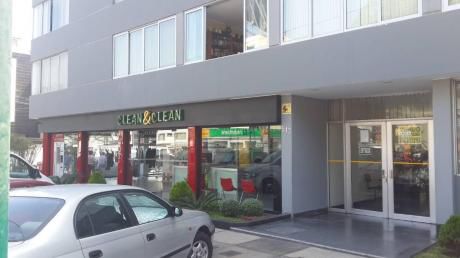Venta Oficina O Departamento San Isidro - Vista A La Calle, Zona Full Comercial (aramburu).