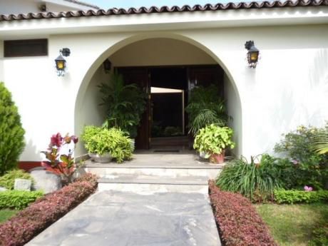 Impecable Residencia De Una Planta, Muy Iluminada, 4 Dorm., Hermoso Jardín
