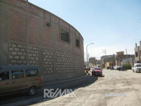 Local Industrial Rio Seco, En Av Transitada, 2 Pisos, área Libre Aprox. 800 M2