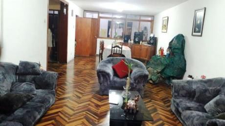 Casa Con Buena Ubicación Cerca A Parque.
