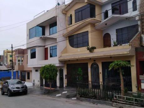 En Venta Casa Remodelada De 4 Pisos At. 160 M2 - Urb. El Rosario Del Norte