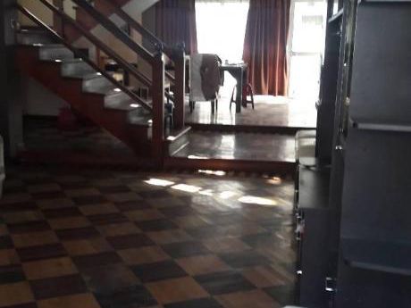 Alquilo Casa En Esquina - 3 Niveles - At 209 M2 - Ac 450 M2 - C/ovalo Huandoy - Smp