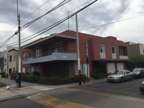 Casa De Una Planta De 238 M2 En Esquina Comercial De La Punta