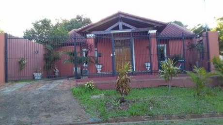 Vendo En Ita Casa Grande En Esquina, A 8 Cuadras Del Stock,frente A Escuela Nº 5.907 Angel Gabriel