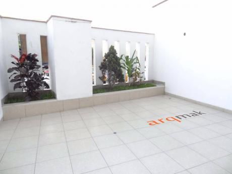 Venta De Departamento En Miraflores En Primer Piso Con Vista A La Calle