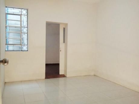 Se Alquila Oficina Administrativa Con Licencia En El Centro De Miraflores.