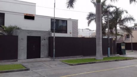 Amplia Casa Remodelada En Zona Residencial, Frente A Parque.