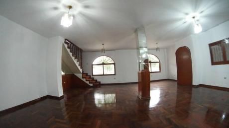 Amplia Casa De Dos Pisos De 300 M2, Frente A Hermoso Parque En Surco