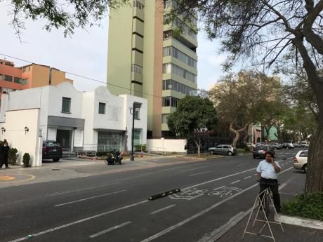 Alquilo Amplio Local Comercial En San Isidro.