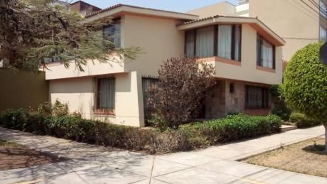 Vendo Casa En Esquina Y Frente A Parque - La Castellana