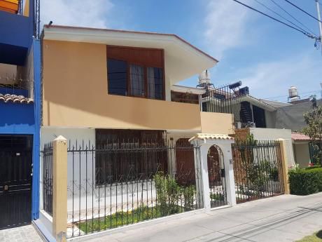 Ahas Inmobiliaria Vende Bonita Casa Frente A Parque De 02 Pisos En Jlb Y Rivero