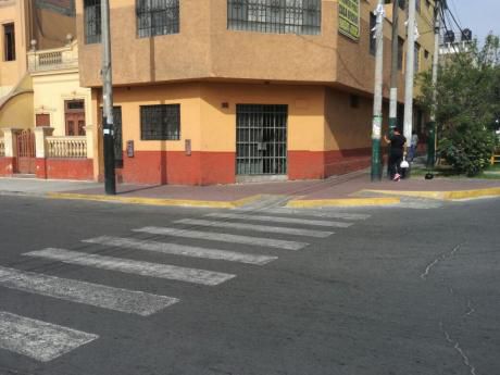 Se Vende Local Comercial En Esquina A Precio Ocasion Lince A 1 Cuadra De Canada