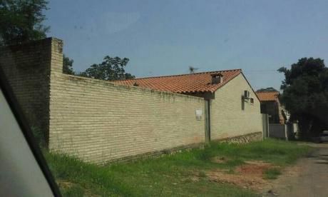 Amplia Residencia Con Piscina