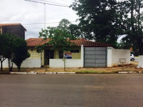 Casa Con 3 Dormitorios, A Pasos De Paseo Cerroalto, Lambaré.