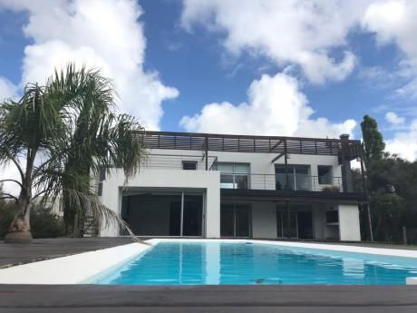 Espectacular Casa Minimalista En Excelente Ubicación En La Tahona