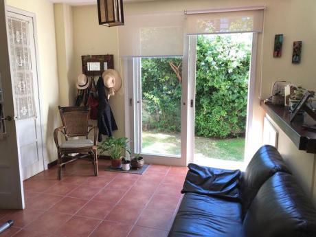 Casa Con Jardin En Privilegiado Entorno