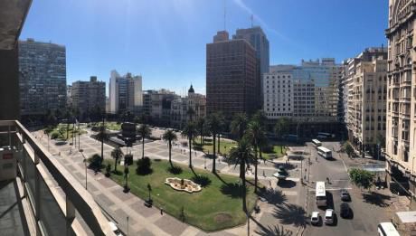 Oficina Centro, Sobre Plaza Independencia