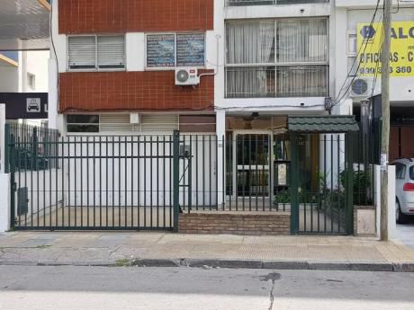 Avenida Italia, Próximo Hospital De CLínicas, Con Garage. Si Banco!!