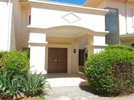 Casa En Condominio De 4 Dormitorios En Suite Con Piscina Y Jardín Propios.