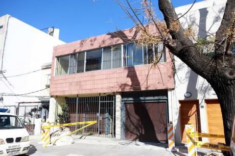 Gran Casa, 4 Dormitorios Y Dependencia En El Barrio Pocitos.