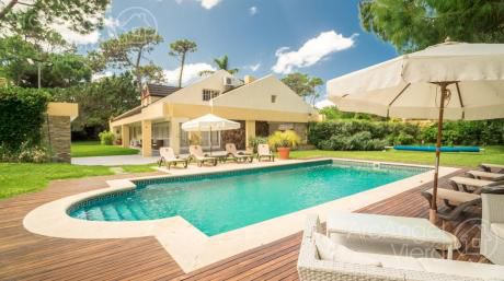 Casa Con Piscina En Alquiler -venta Playa Mansa - Punta Del Este