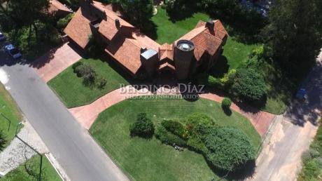 Extraordinaria Residencia En Playa Mansa A Precio Especial