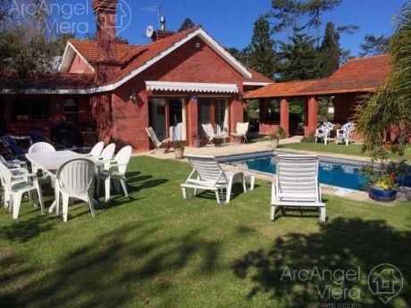 Casa En Venta En Punta Del Este, Con Piscina - Playa Mansa