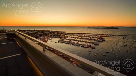 Departamento Penthouse En Venta En Edificio Monarca, Punta Del Este - Península