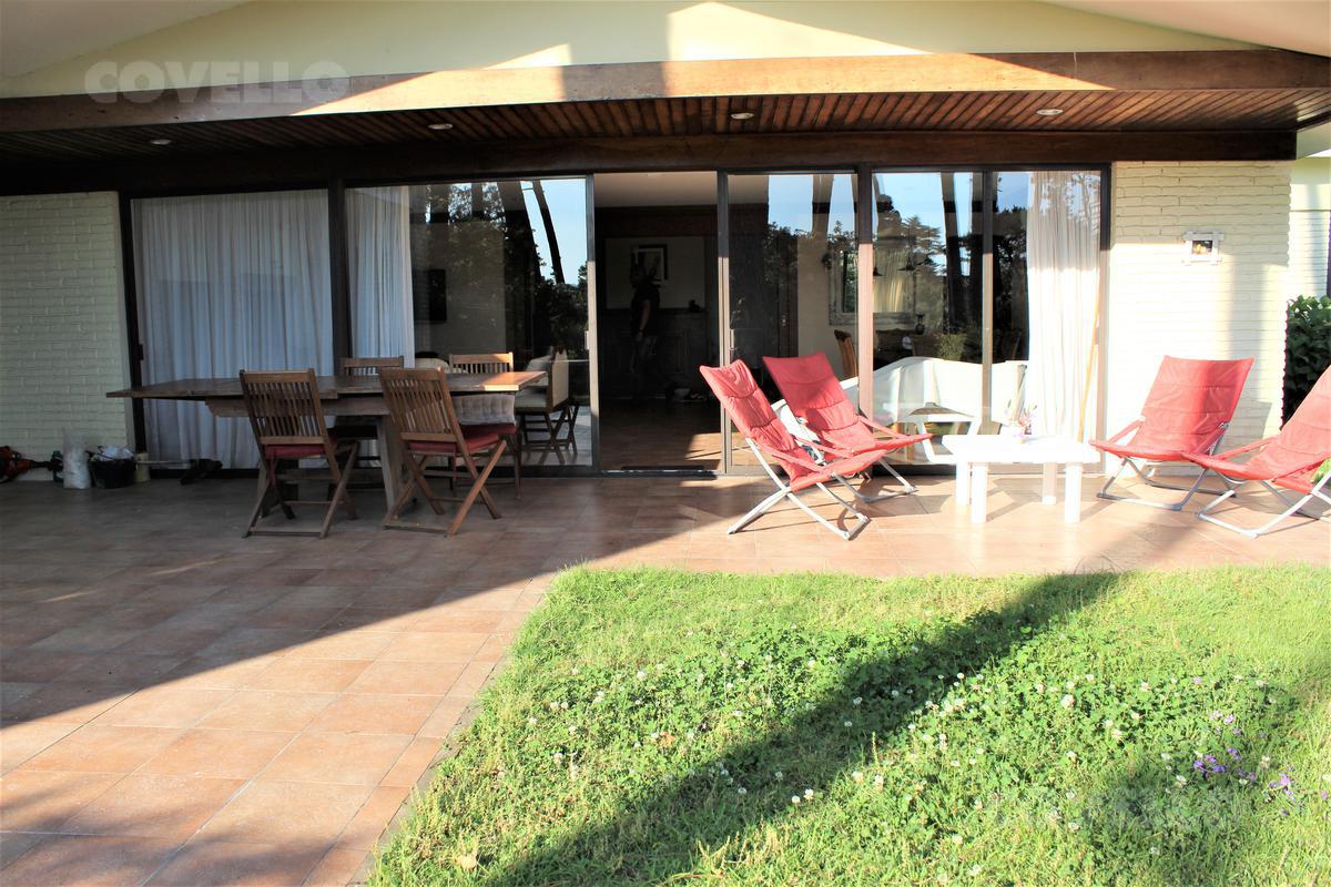 Alquiler Casa en Playa Mansa, 5 dormitorios y 5 baños mas servicio, piscina y parrillero! · Foto 3