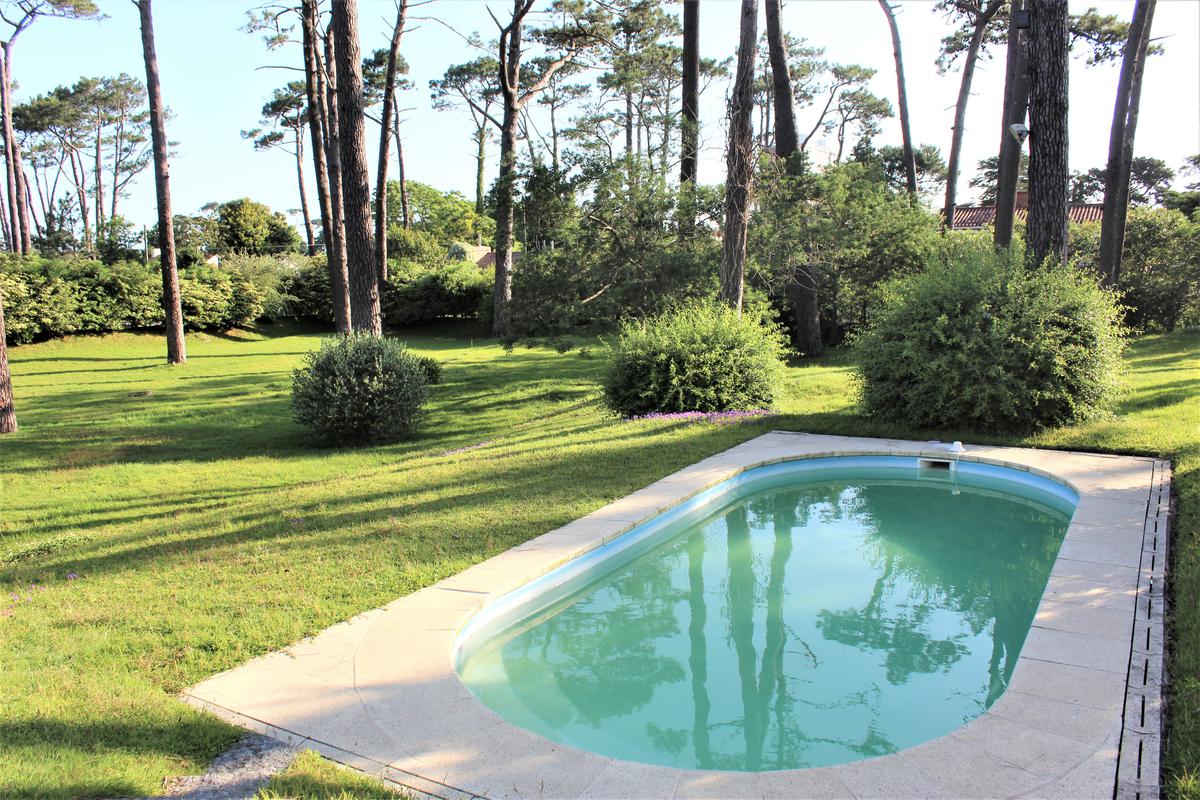 Alquiler Casa en Playa Mansa, 5 dormitorios y 5 baños mas servicio, piscina y parrillero! · Foto 4