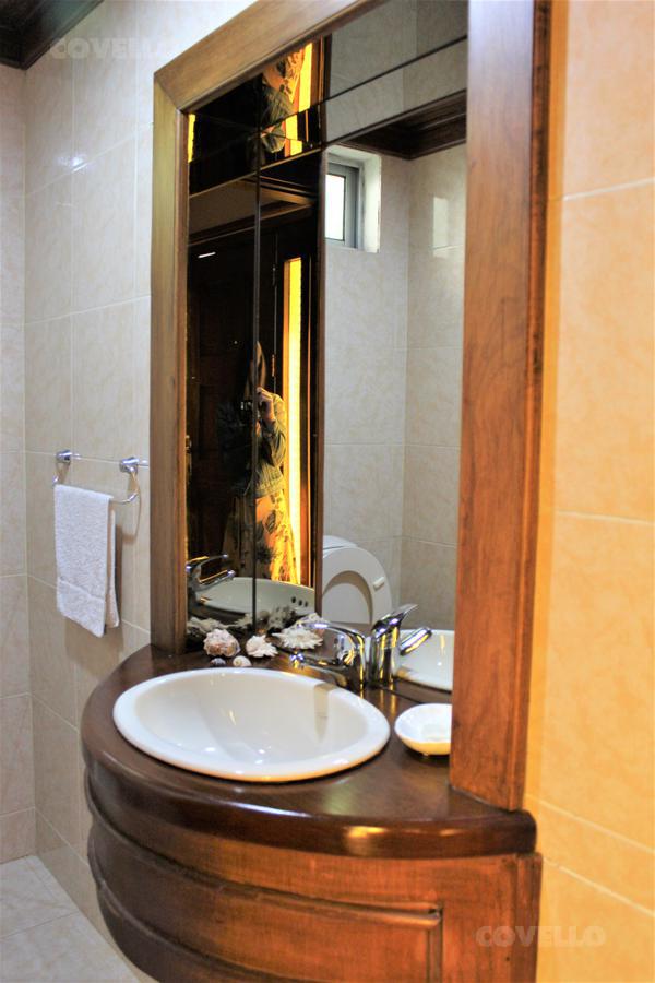Alquiler Casa en Playa Mansa, 5 dormitorios y 5 baños mas servicio, piscina y parrillero! · Foto 6