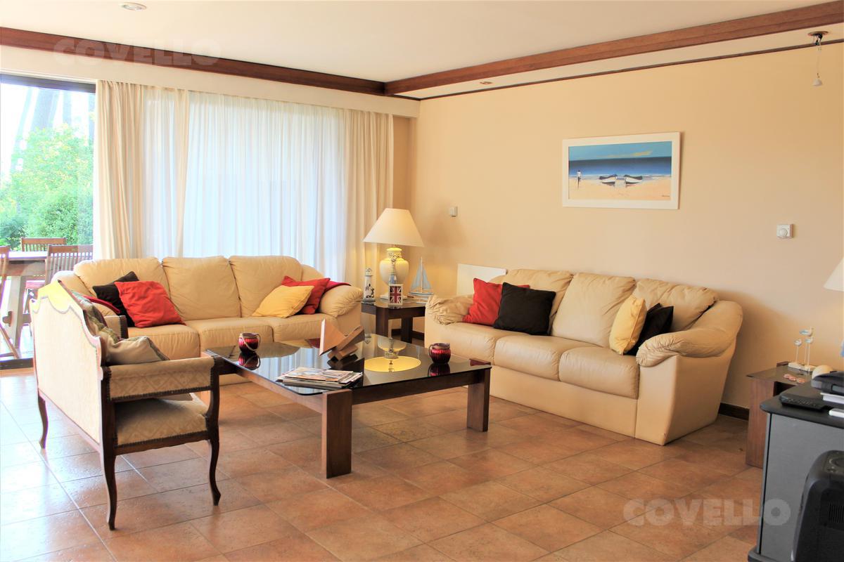 Alquiler Casa en Playa Mansa, 5 dormitorios y 5 baños mas servicio, piscina y parrillero! · Foto 7