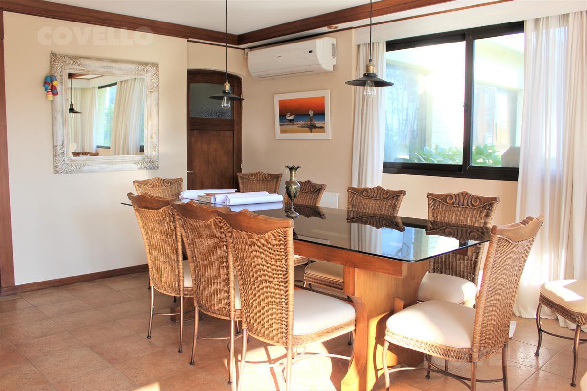 Alquiler Casa en Playa Mansa, 5 dormitorios y 5 baños mas servicio, piscina y parrillero! · Foto 8