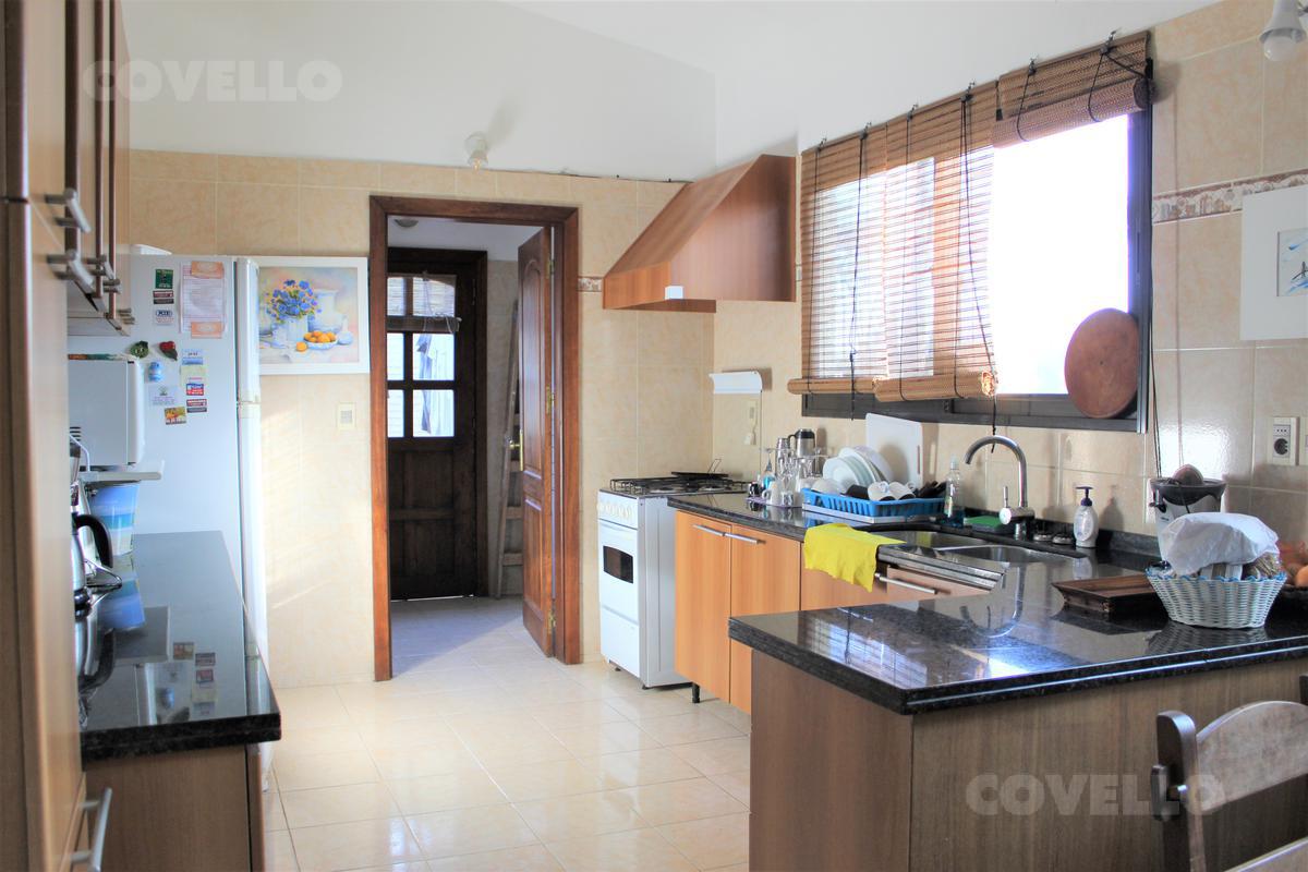 Alquiler Casa en Playa Mansa, 5 dormitorios y 5 baños mas servicio, piscina y parrillero! · Foto 9