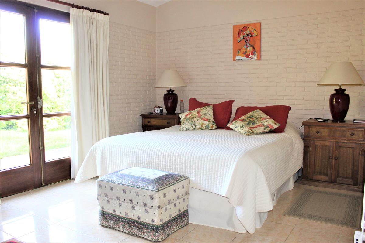 Alquiler Casa en Playa Mansa, 5 dormitorios y 5 baños mas servicio, piscina y parrillero! · Foto 11