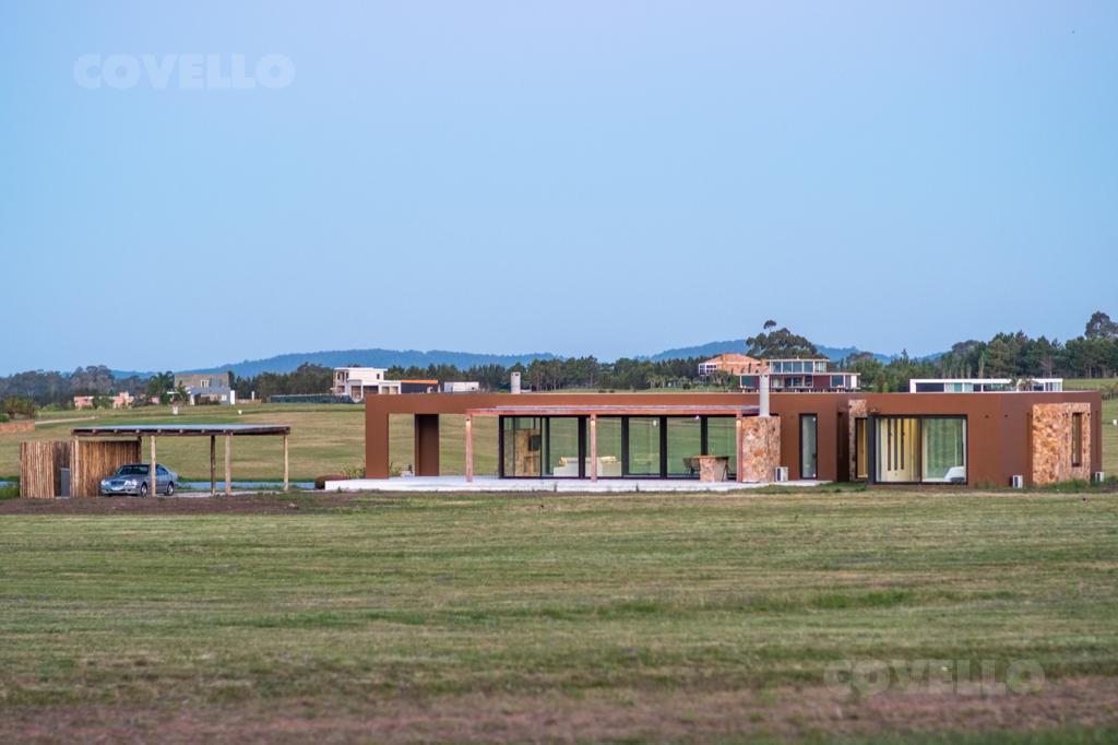 Casa en  barrio privado en Laguna de los cisnes ! 