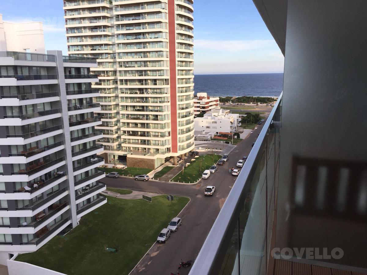 Departamento dos habitaciones, amueblado, edificio Chronos, a 150 m de Playa Brava