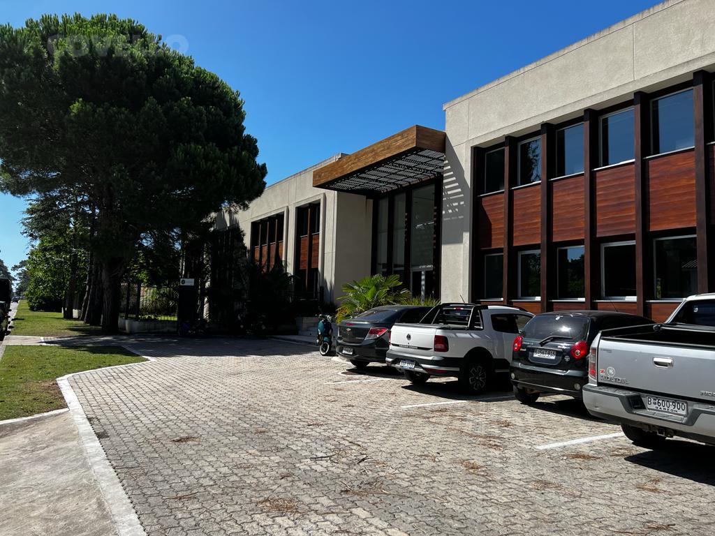 Alquiler de oficinas a estrenar en Avenida Córdoba, garage, estacionamiento cortesía y seguridad · Foto 1