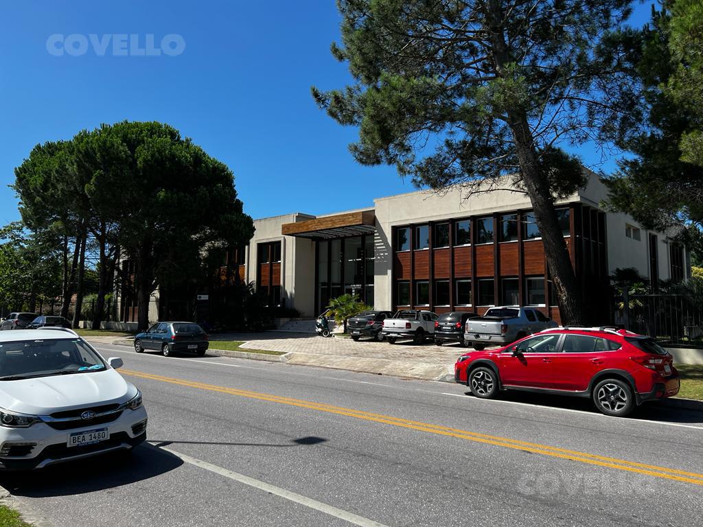 Alquiler de oficinas a estrenar en Avenida Córdoba, garage, estacionamiento cortesía y seguridad · Foto 2