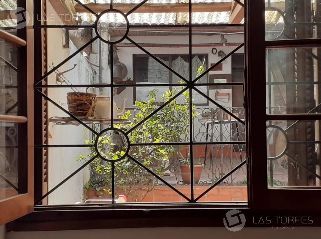 Apartamento - Tres Cruces - Lindo, al frente, patio c/parrillero, sin gastos comunes