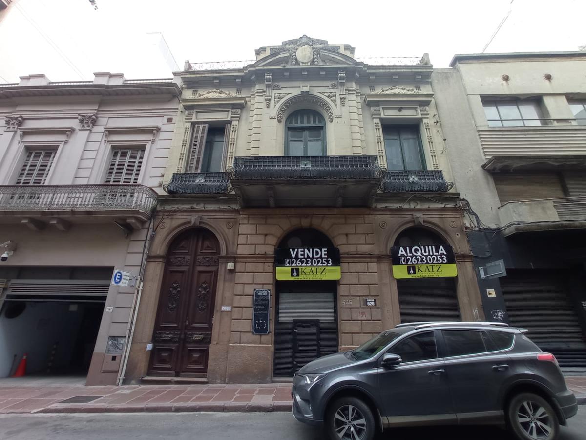 Rincón casi Plaza Matriz, mega local de 10 mts de frente, 700 m2 construídos !! · Foto 1