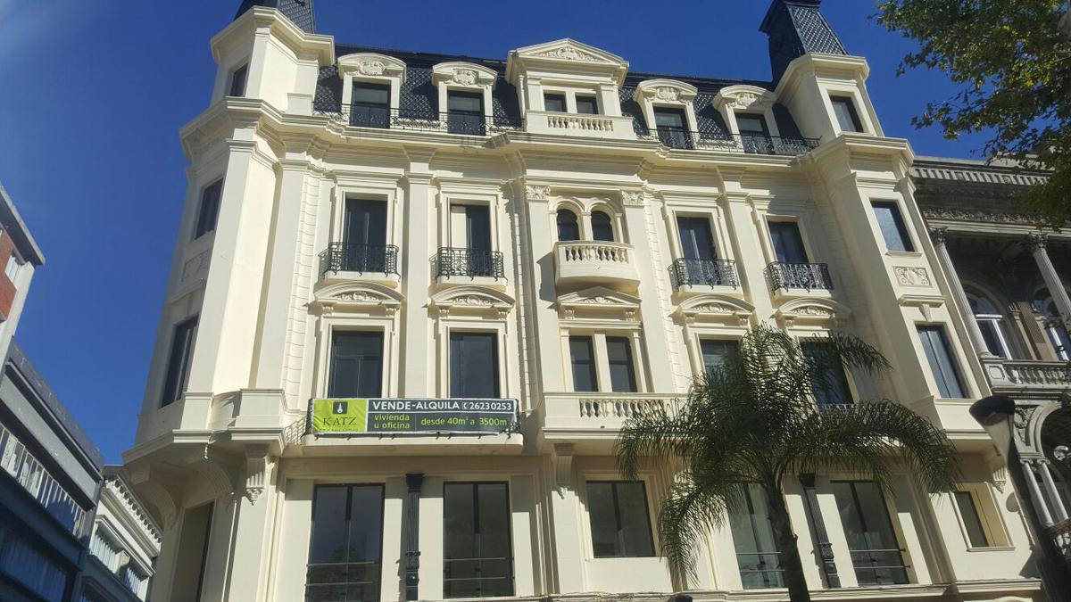 Loft frente a Plaza Matriz, 105 m2, reciclado, super luminoso !!