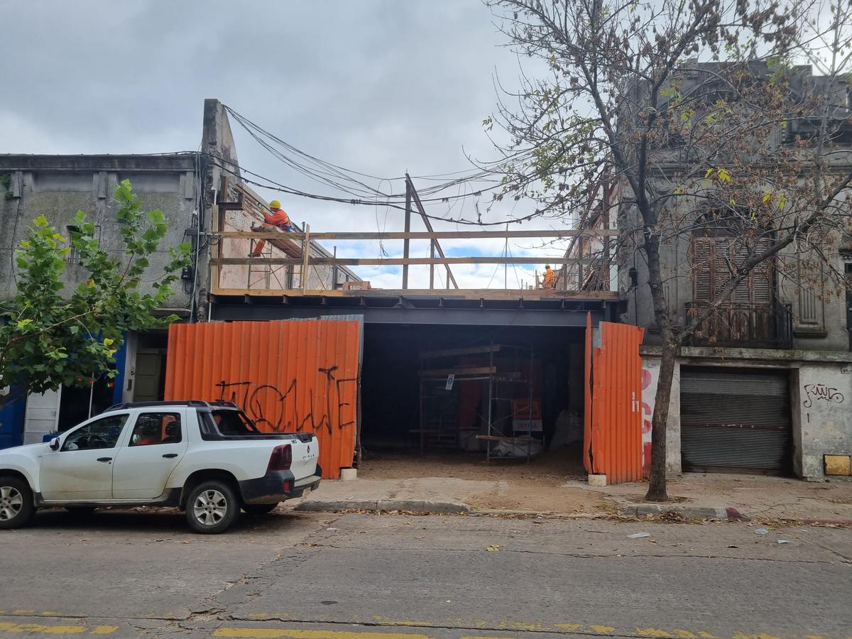 Local -Amezaga y Justicia, estrena,  400 m2 , 2 plantas llanas, 8 mts de frente !!