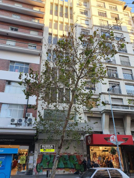 Edificio comercial, 18 de julio entre Paraguay y Rio Negro