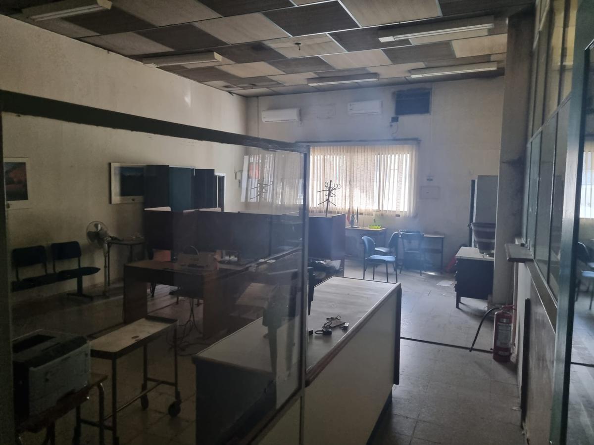 Colonia y Vazquez, edificio entero , 2465 m2 , 6 pisos , ascensores !! · Foto 10