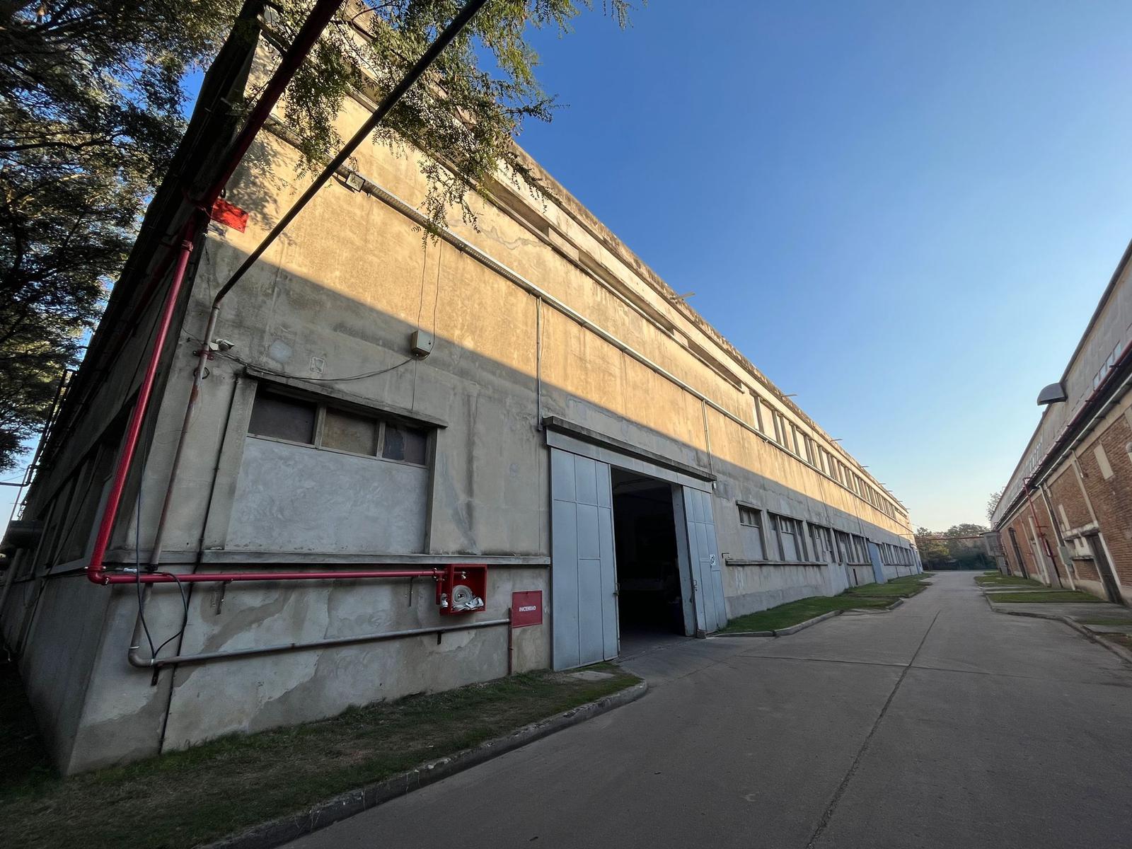 Gran predio logístico próximo a Instrucciones y San Martin, 1100 m2, oficinas, comedor, estacionamiento, vigilancia 24 hs, CCTV   !!! · Foto 3
