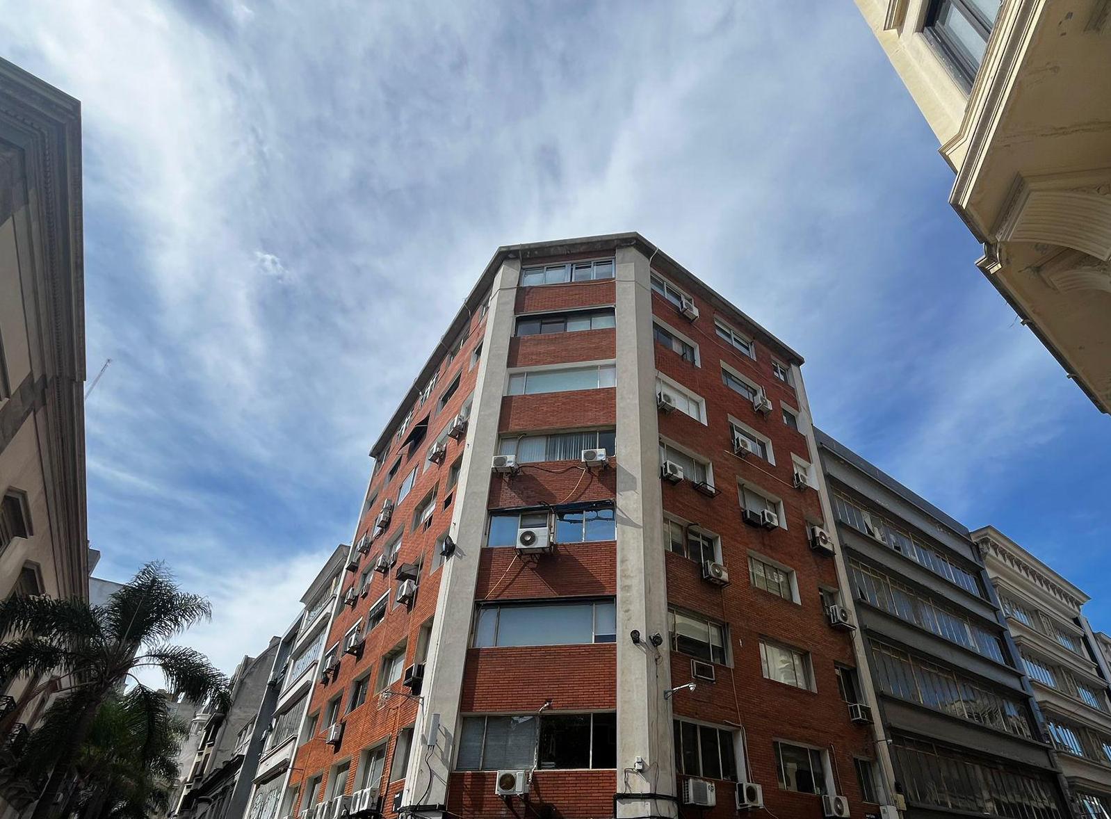 Sarandi y Juan Carlos Gomez, 9 ambientes, 194 m2 totales !! · Foto 1