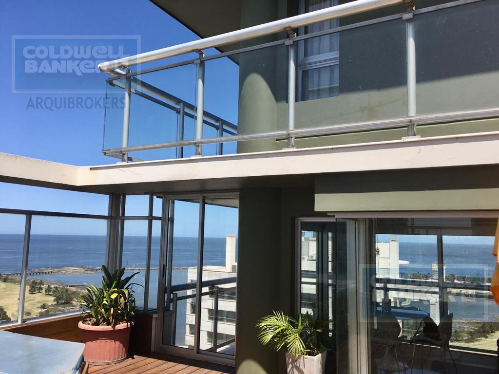 Apartamento penthouse  de 3 dormitorios en venta en Puerto del Buceo con 2 garajes